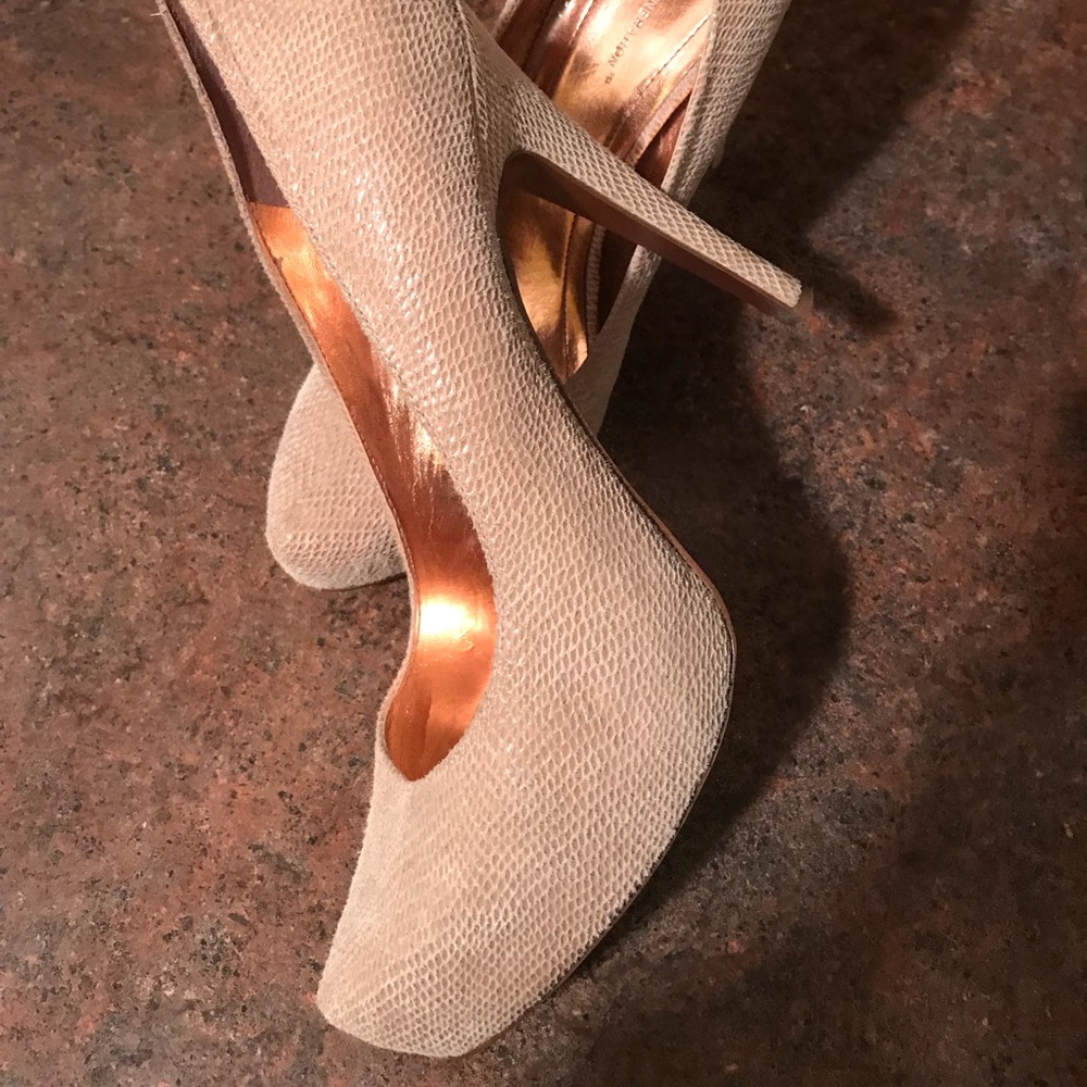 ❗️PRICE DROP❗️BCBG Heels